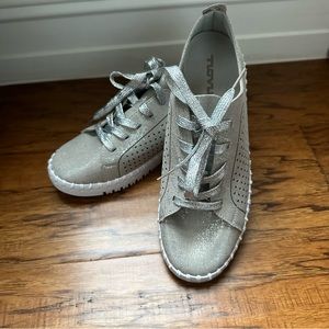 Clee Conny Silver Novus sneaker size 10